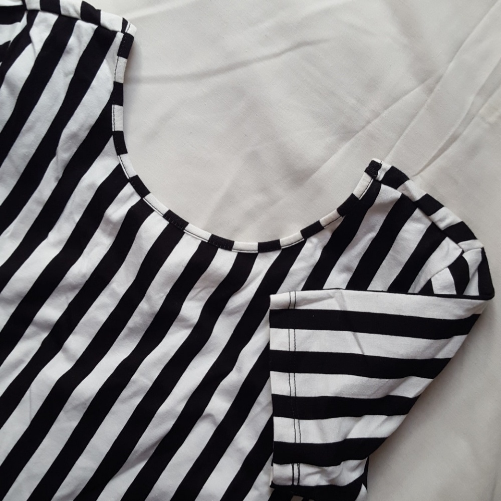 FOREVER 21 BLACK &WHITE STRIPED BODYSUIT